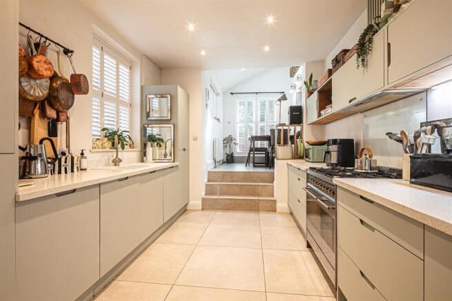 5 bed Terraced for sale Image 9