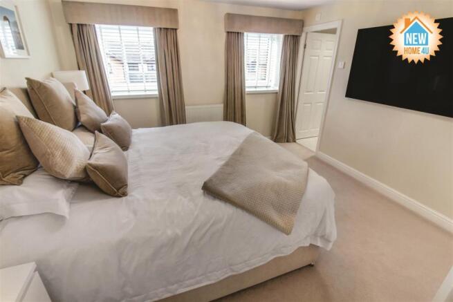 MAIN BEDROOM: