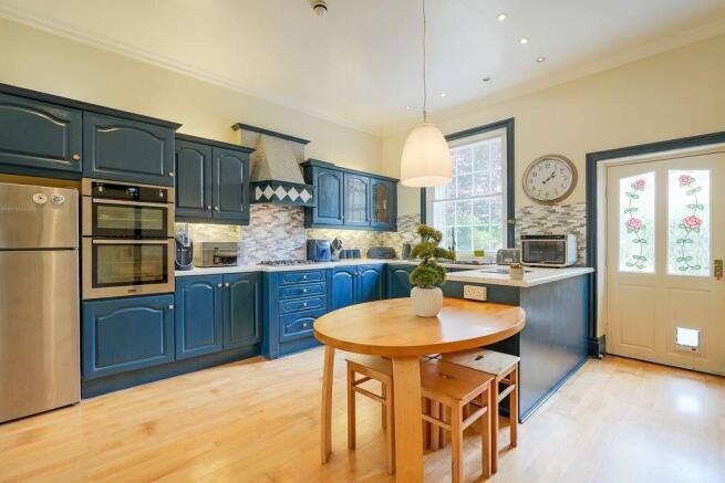 7 bed Detached for sale Image 4