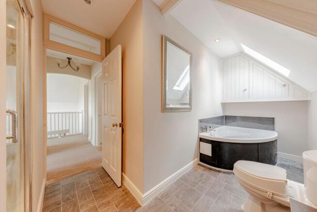 Bathroom W.C (2)