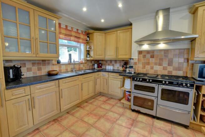Kitchen 2.jpg