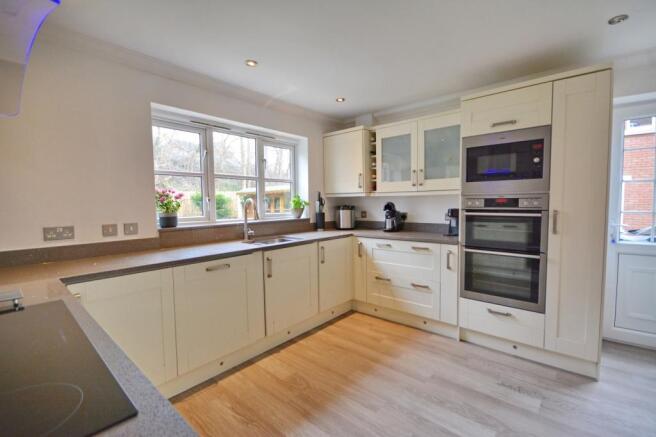 7 Leighton close kit2.jpeg