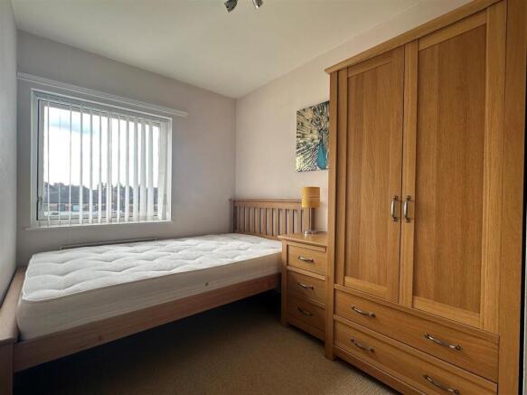 2 bed Apartment to rent Image 4