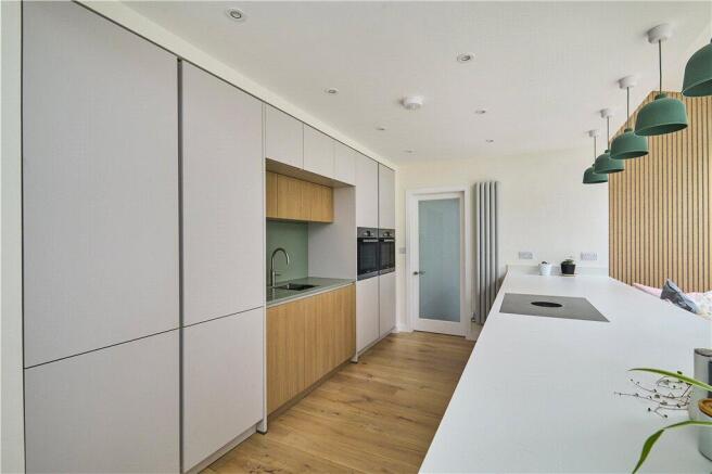 5 bed Detached for sale Image 8