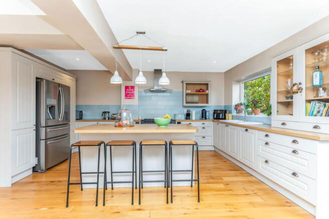 4 bed Detached for sale Image 5
