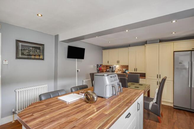 5 bed Detached for sale Image 5