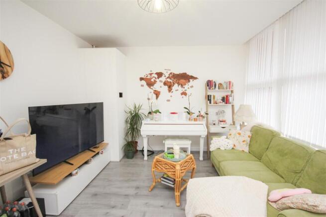 lounge 1.JPG