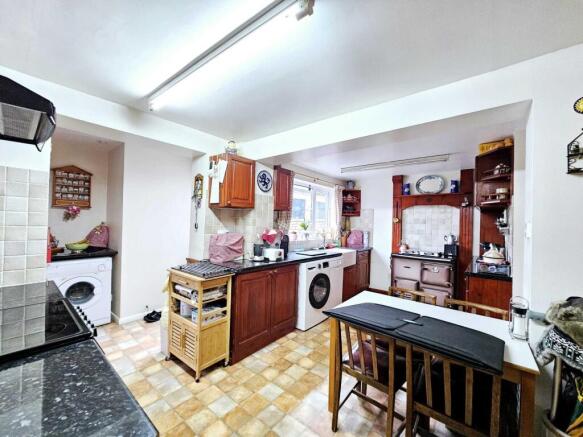 4 bed Semi-Detached for sale Image 6