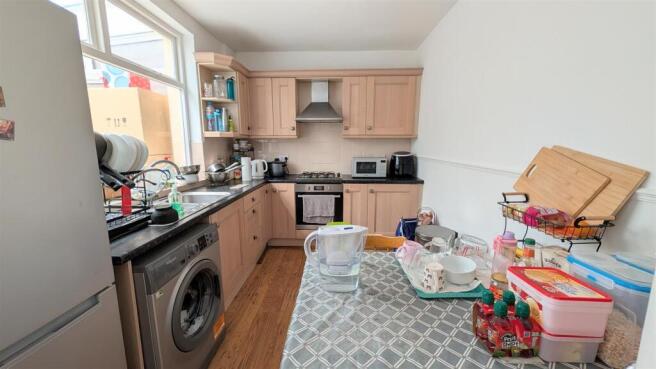 3 bed Semi-Detached to rent Image 5