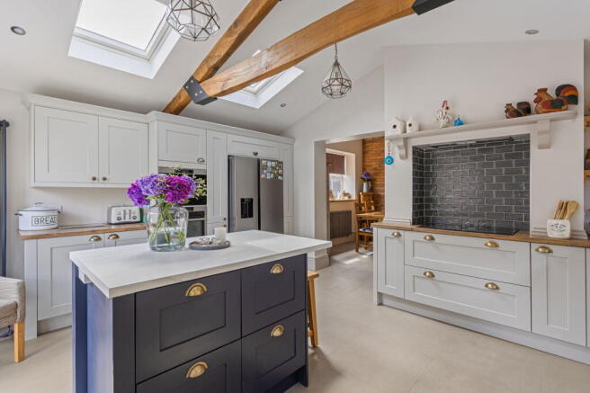 5 bed Detached for sale Image 11