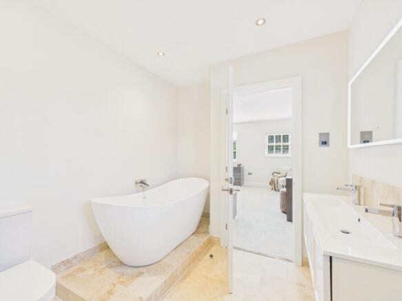 5 bed Detached for sale Image 12