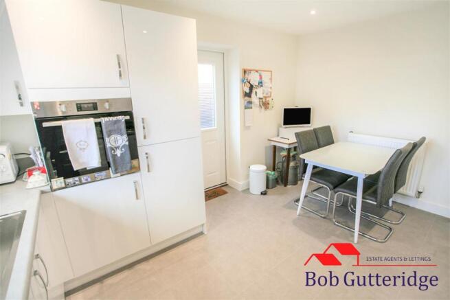 BEAUTIFUL FITTED KITCHEN / DINER