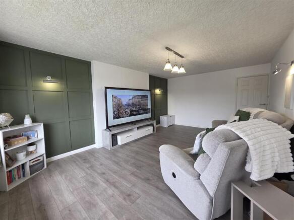 3 bed Semi-Detached Bungalow to rent Image 7