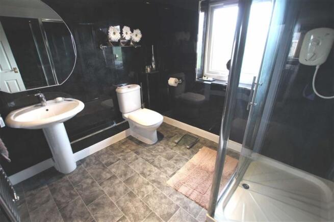 EN-SUITE SHOWER ROOM