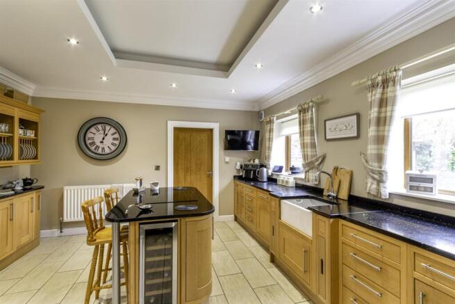 4 bed Detached for sale Image 7