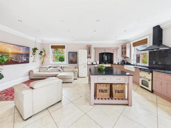 7 bed Detached for sale Image 4