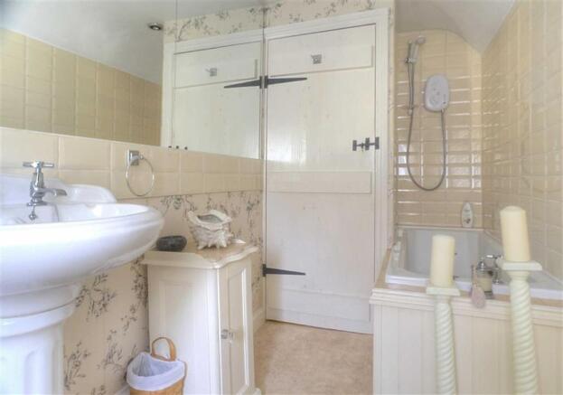 Additional Family Bathroom Photo