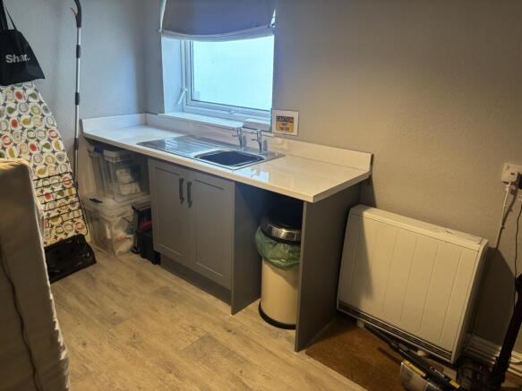 3 bed Flat to rent Image 6