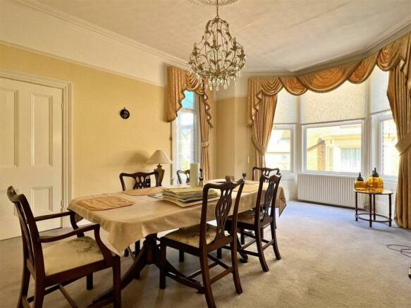 5 bed Semi-Detached for sale Image 4