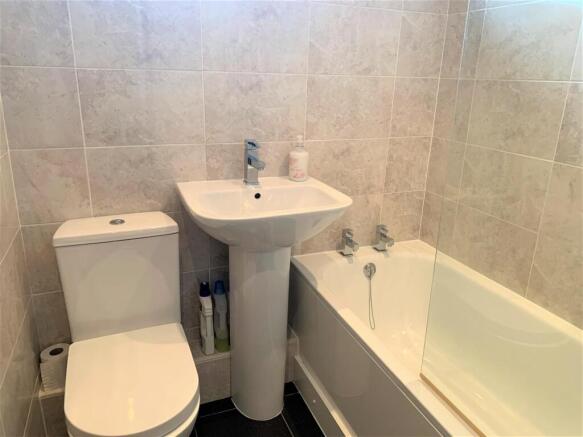 50 Holt Lane bathroom.jpg