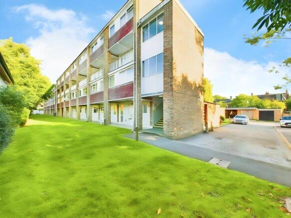 3-bed flat on White Hart Court, North Parade, Horsham, West Sussex, RH12, £135,000