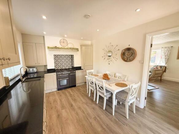 3 bed Semi-Detached for sale Image 10