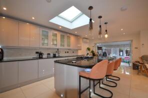 37, Woodhill Crescent, Harrow HA3 0LU