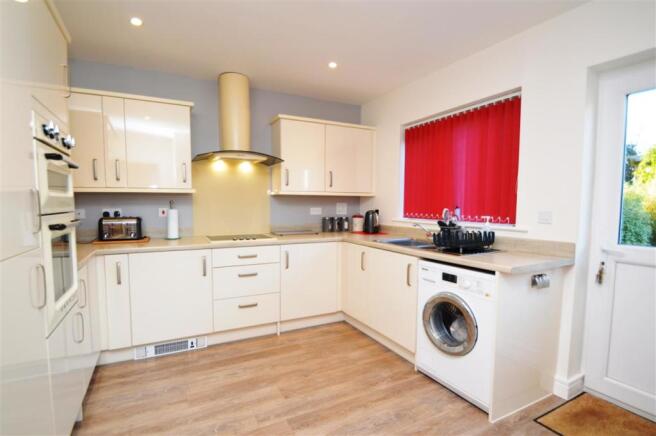 KITCHEN/BREAKFAST