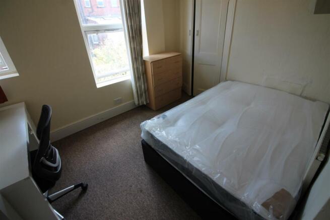 6 bed House to rent Image 9