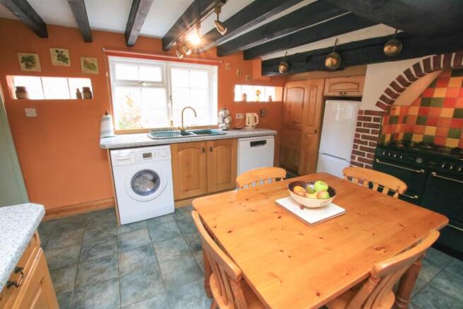 COTTAGE KITCHEN