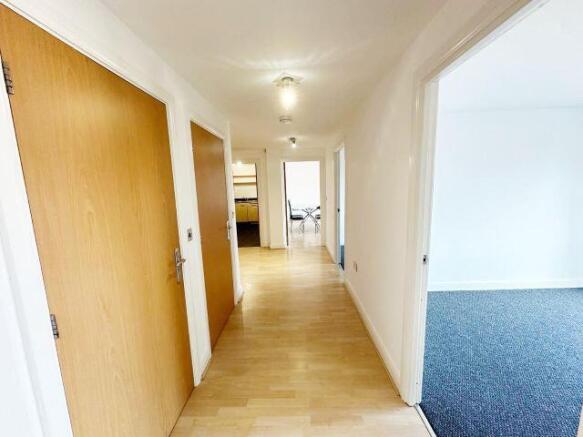 3 bed Apartment to rent Image 10