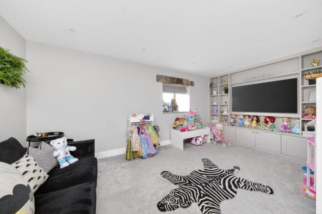4 bed Detached for sale Image 11