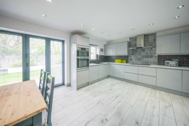 KITCHEN / DINING AREA