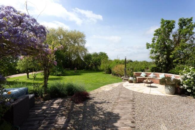 5 bed Detached for sale Image 7