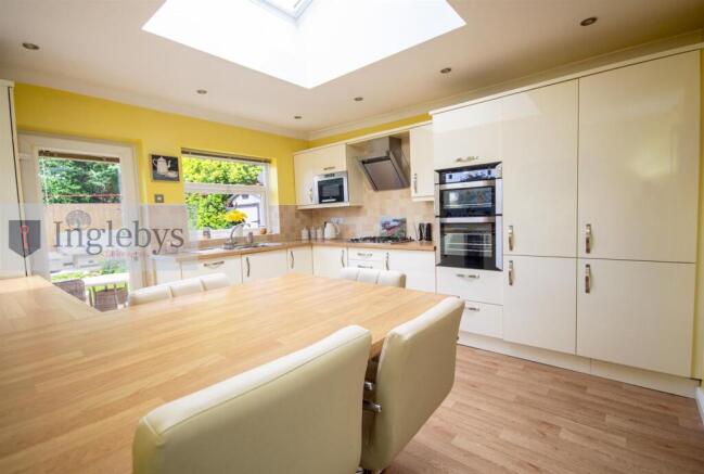 3 bed House for sale Image 4