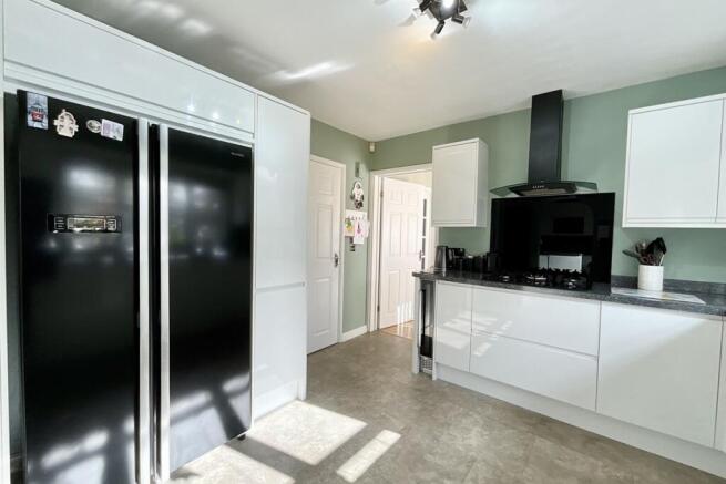 4 bed Detached for sale Image 5