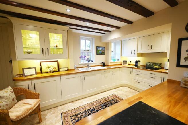 KITCHEN/DINING ROOM