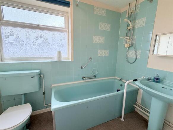 2 bed Semi-Detached Bungalow for sale Image 6