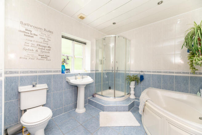5 bed Detached for sale Image 12