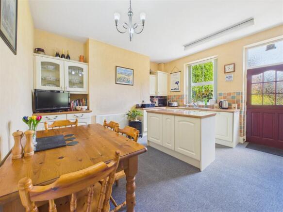 6 bed Semi-Detached for sale Image 8