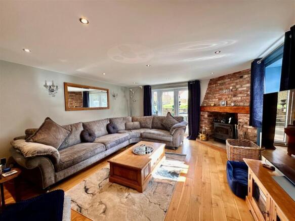 5 bed Detached for sale Image 5