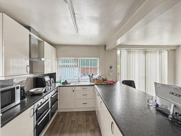 3 bed Semi-Detached for sale Image 6