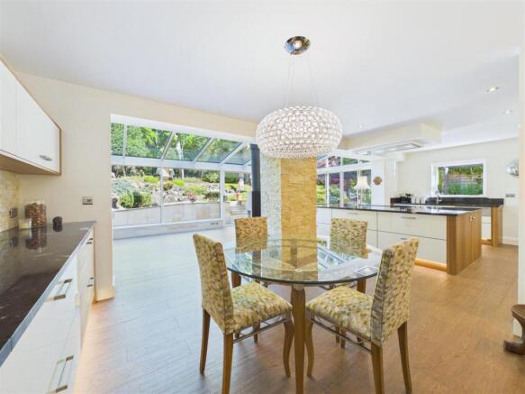 5 bed Detached for sale Image 8
