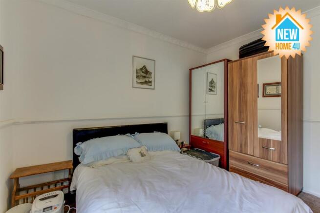 MAIN BEDROOM: