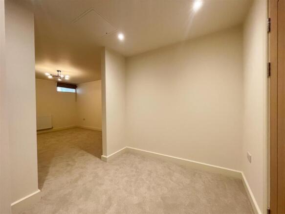 5 bed Apartment to rent Image 10
