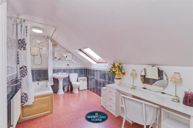 Ensuite Bath.jpg