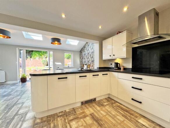 3 bed Detached for sale Image 6
