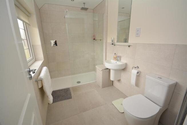 En suite to master.jpg