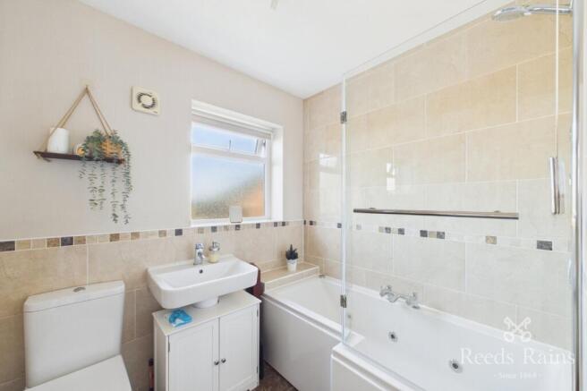 4 bed Detached for sale Image 8