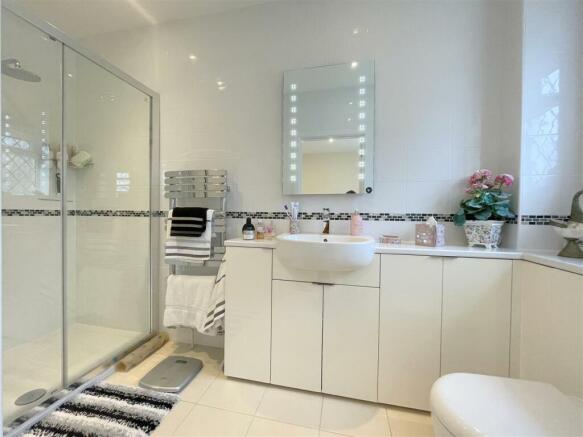Ground floor bedroom ensuite.jpg